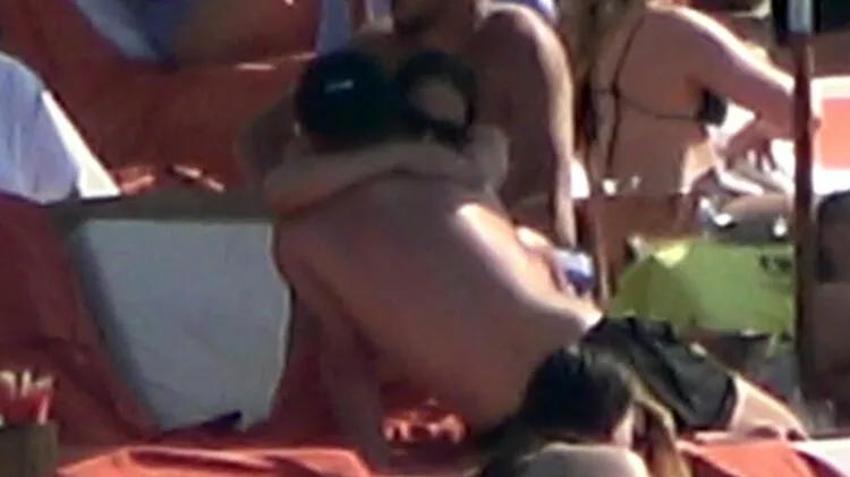 Oğuzhan Koç ve Demet Özdemir plajda aşka geldi! Öp öp doyamadı...