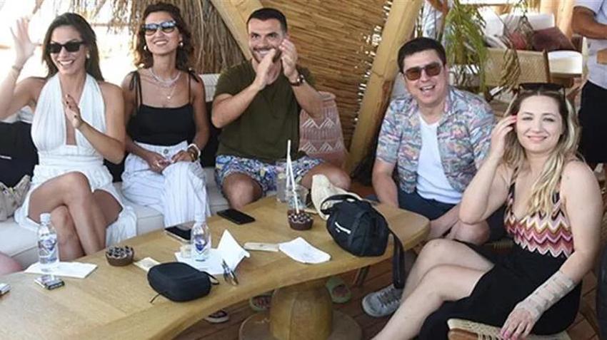 Oğuzhan Koç ve Demet Özdemir plajda aşka geldi! Öp öp doyamadı...