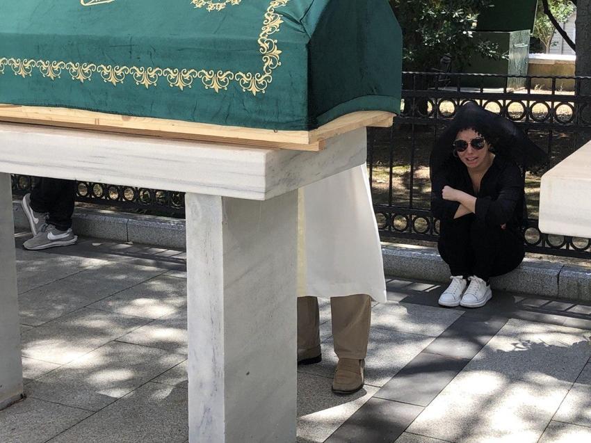 Ceylan'ın kardeş acısı! Ablası toprağa verildi...