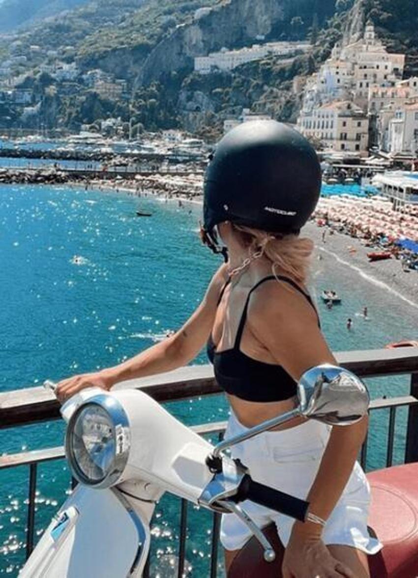 Burcu Esmersoy, İtalya'yı motorla turluyor!