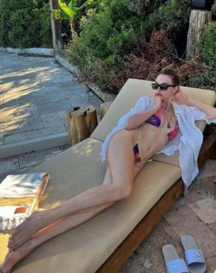 Melis Sezen'in ayakları dalga konusu oldu! '45 numara mı?'
