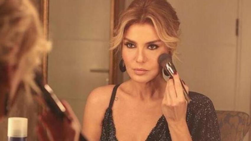 Gülben Ergen kırmızı bikinisiyle poz verdi!