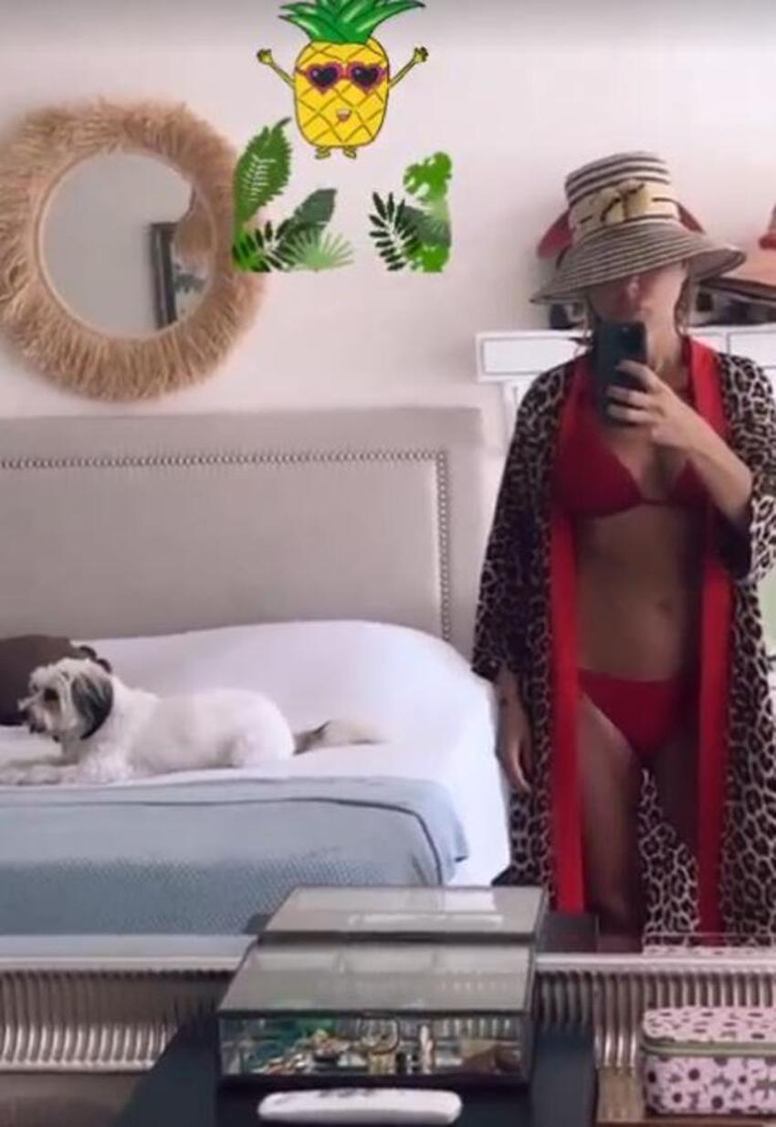 Gülben Ergen kırmızı bikinisiyle poz verdi!