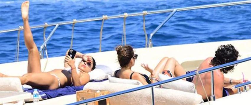 Irmak Ünal ve kardeşi Yağmur Ünal tekne tatilinde görüntülendi!