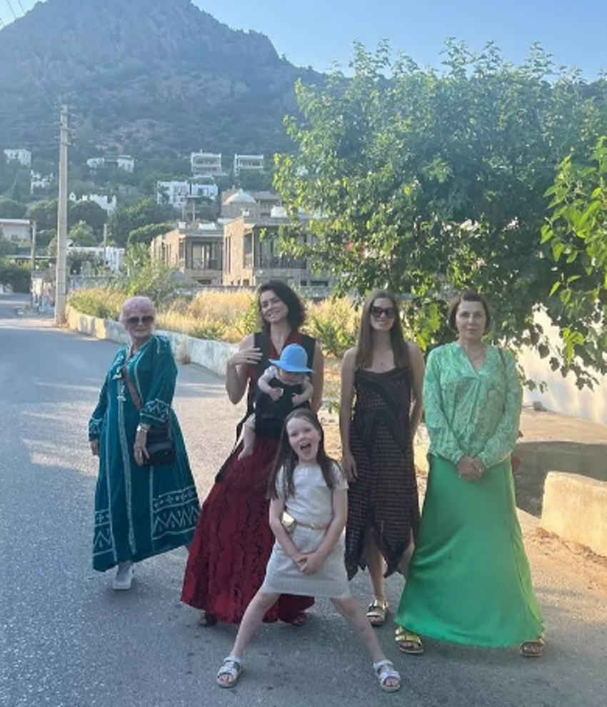 Jude Law'ın kızı Iris Law ailesiyle tatil için Türkiye'ye geldi!