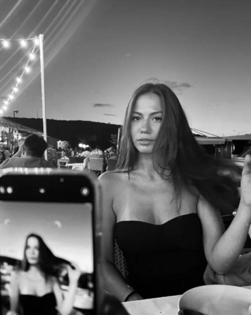 Demet Özdemir'den siyah beyaz paylaşım!