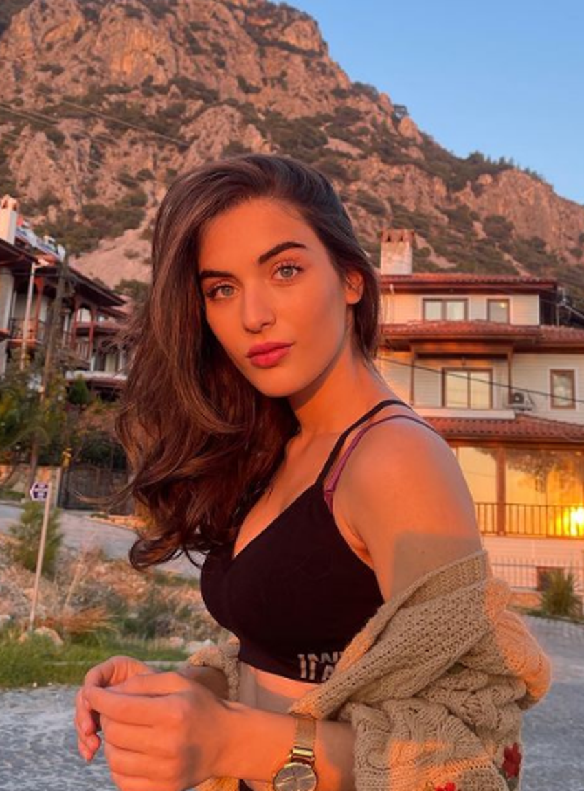 Tozluyaka'nın Hazal'ı Çağla Şimşek sarı mini elbisesiyle sosyal medyayı salladı!