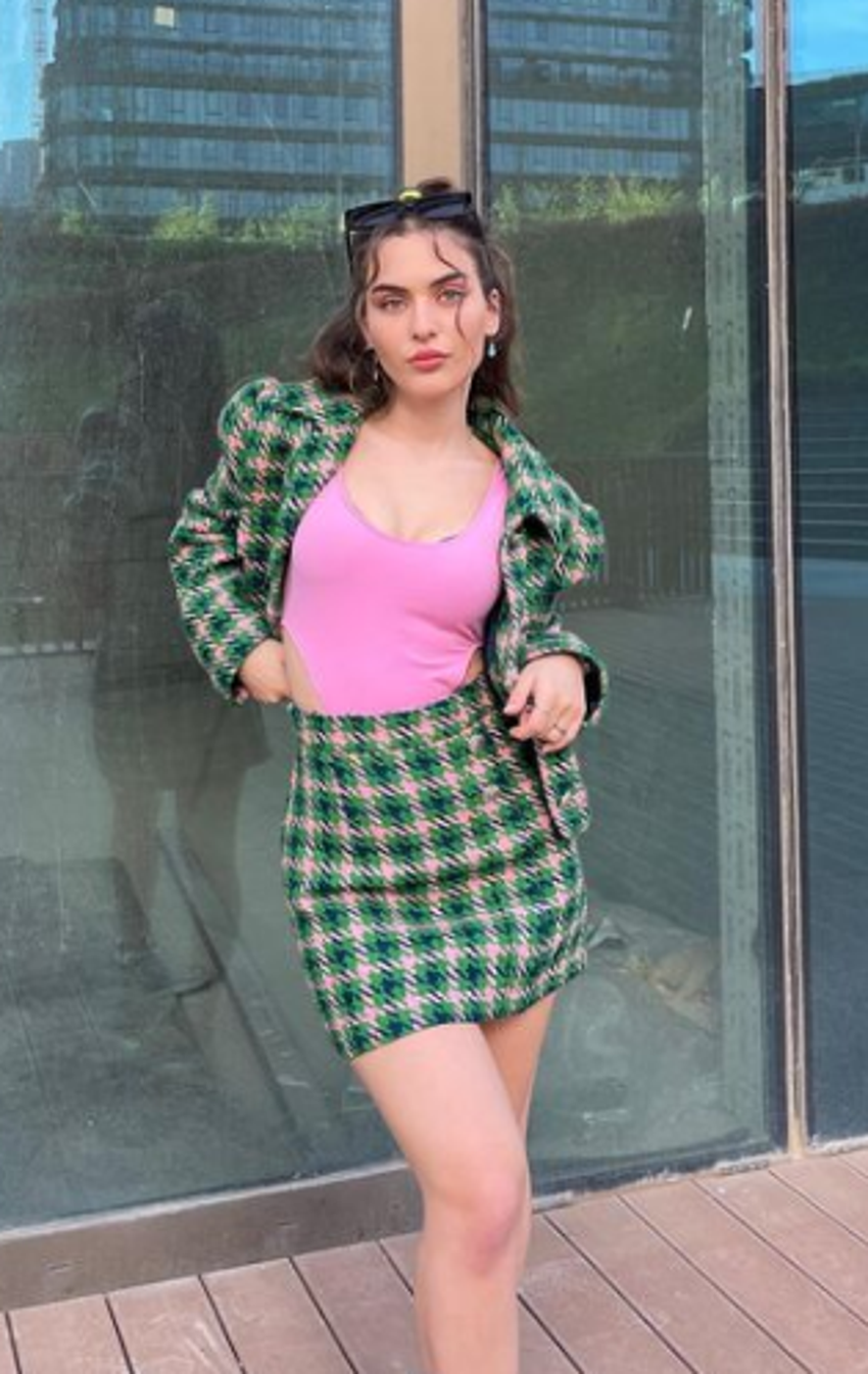 Tozluyaka'nın Hazal'ı Çağla Şimşek sarı mini elbisesiyle sosyal medyayı salladı!