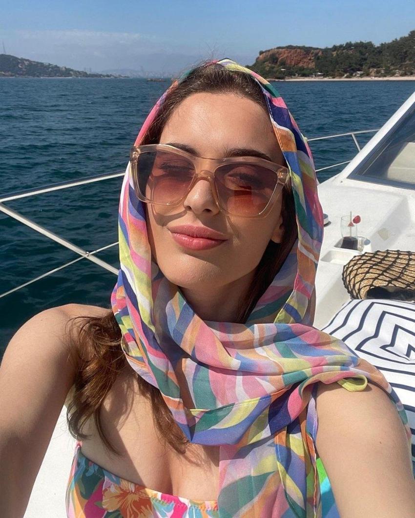 Tozluyaka'nın Hazal'ı Çağla Şimşek sarı mini elbisesiyle sosyal medyayı salladı!