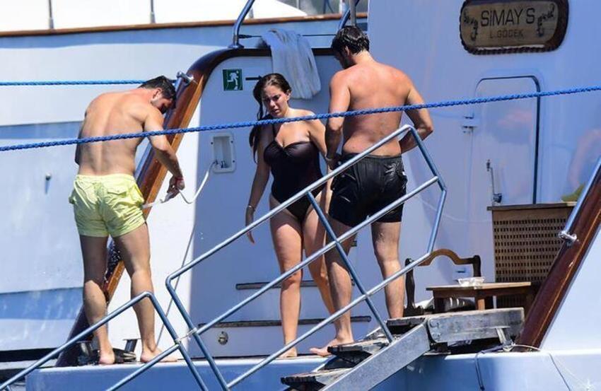 Eda Ece ile sevgilisi Buğrahan Tuncer tekne tatilinde! 