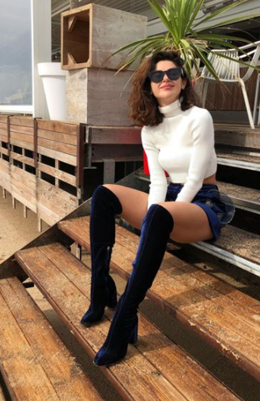 Nesrin Cavadzade fit haliyle plajı kasıp kavurdu