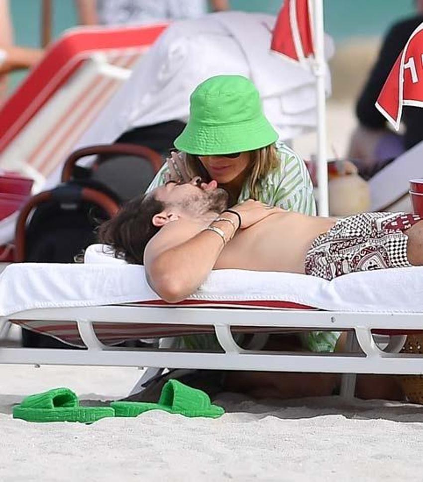 Heidi Klum ve 17 yaş küçük eşi Tom Kaulitz plajda aşka geldi!