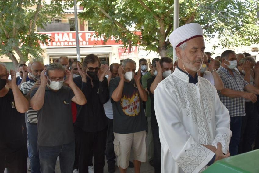 Erdal Beşikçioğlu'nun acı günü! Babasını son yolculuğuna uğurladı...