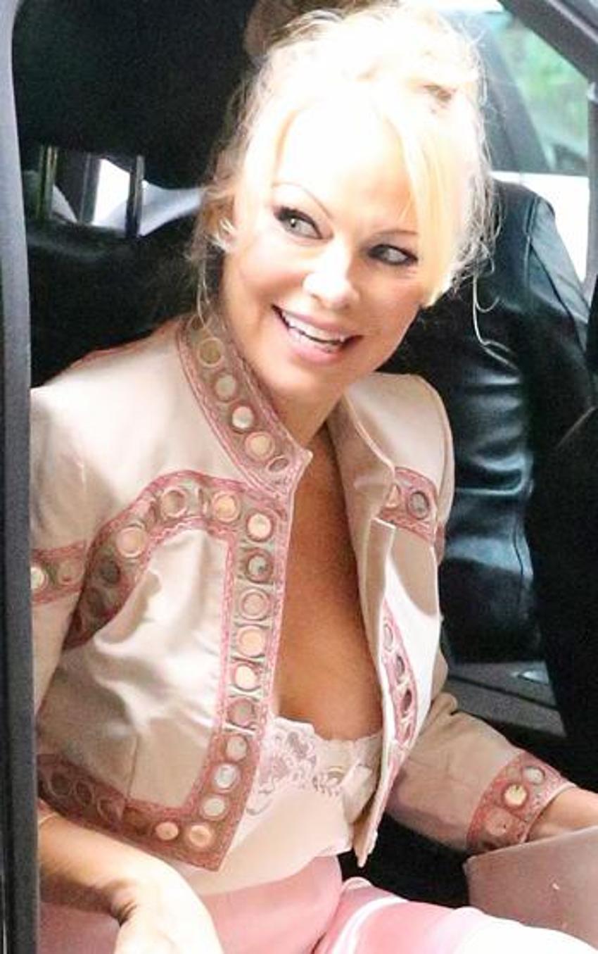 Ünlü oyuncu son Donna D'Ericco son paylaşımıyla olay yarattı! 'Kim demiş 54 yaşında bikini giyilmez diye!'