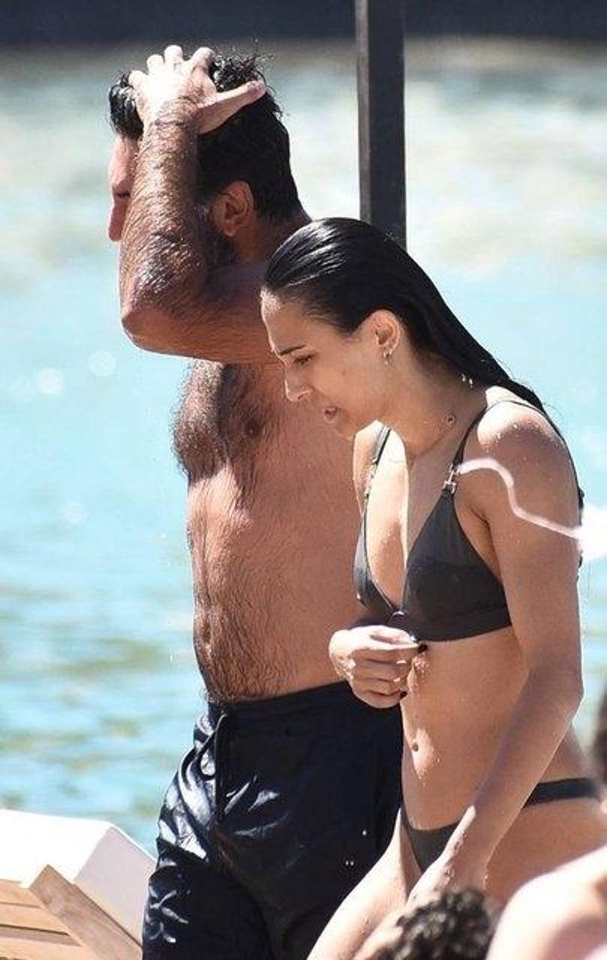 Berkay Ateş ve sevgilisi Simge Aköz deniz sezonunu açtı! 