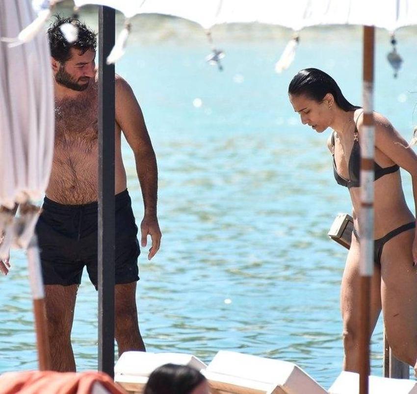 Berkay Ateş ve sevgilisi Simge Aköz deniz sezonunu açtı! 