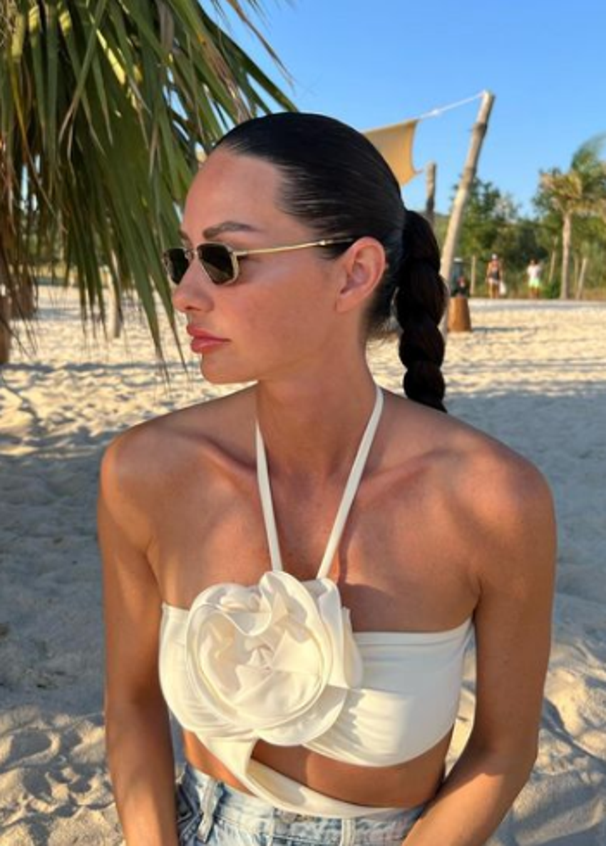 Yasemin Özilhan'ın plaj pozlarına beğeni ve yorum yağdı!