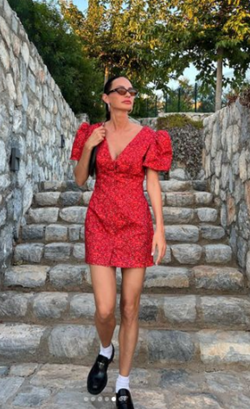 Yasemin Özilhan'ın plaj pozlarına beğeni ve yorum yağdı!