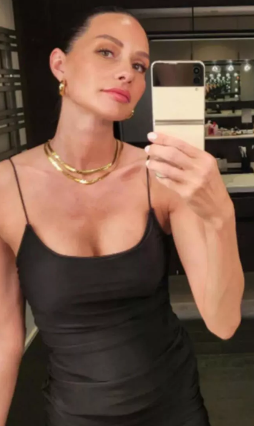 Yasemin Özilhan'ın plaj pozlarına beğeni ve yorum yağdı!