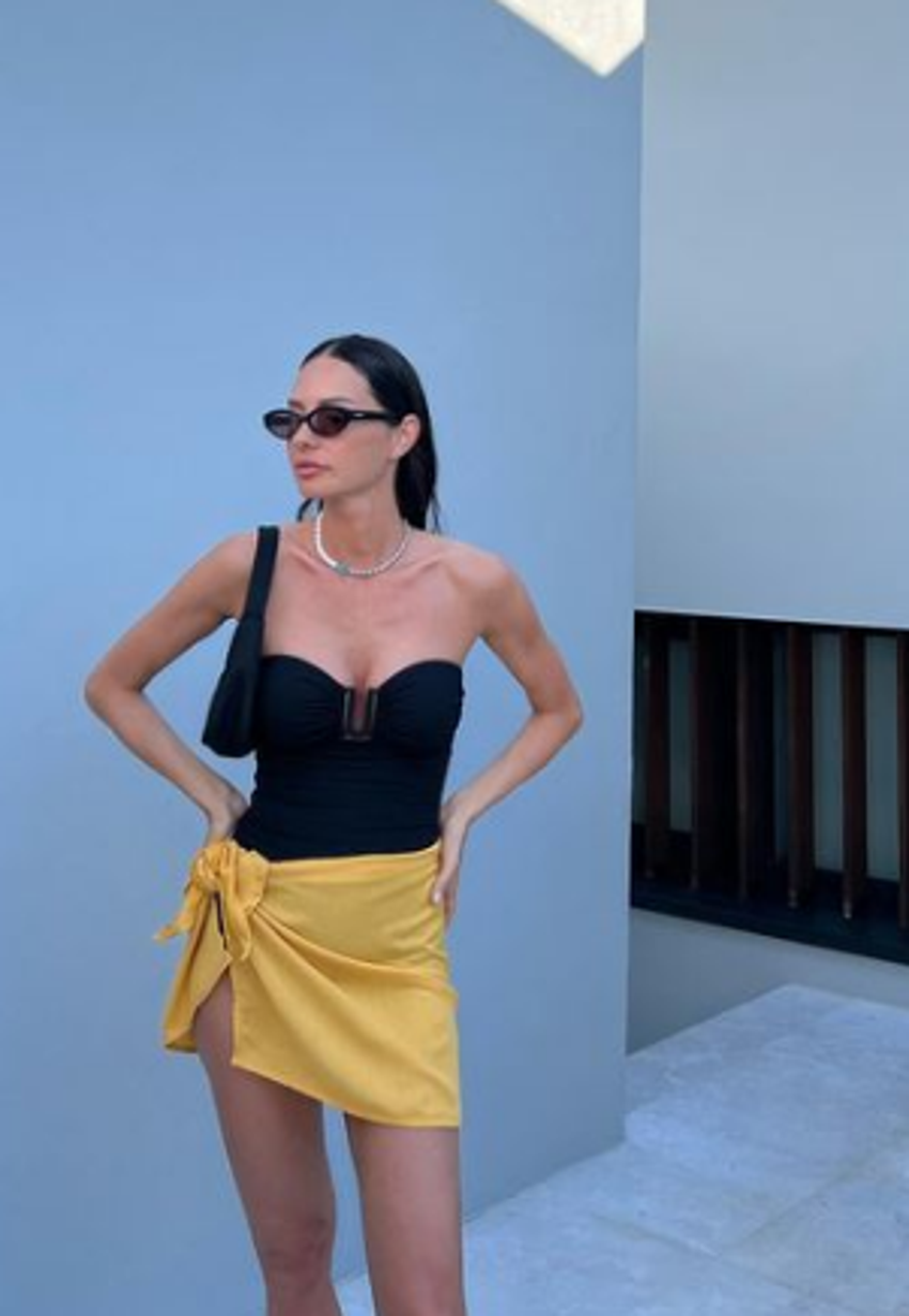 Yasemin Özilhan'ın plaj pozlarına beğeni ve yorum yağdı!