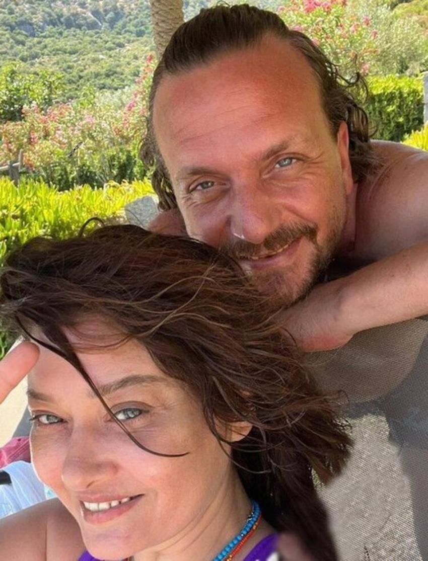 Nurgül Yeşilçay-Necati Kocabay çifti ıssız koyda! Romantik anlar...