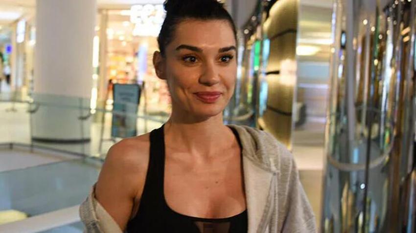 Burcu Kıratlı neon yeşili bikinisiyle plajda rüzgar gibi esti! Nail Gönenli ile ilgili ilk kez konuştu
