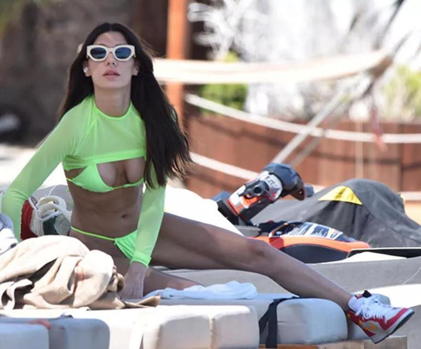 Burcu Kıratlı neon yeşili bikinisiyle plajda rüzgar gibi esti! Nail Gönenli ile ilgili ilk kez konuştu