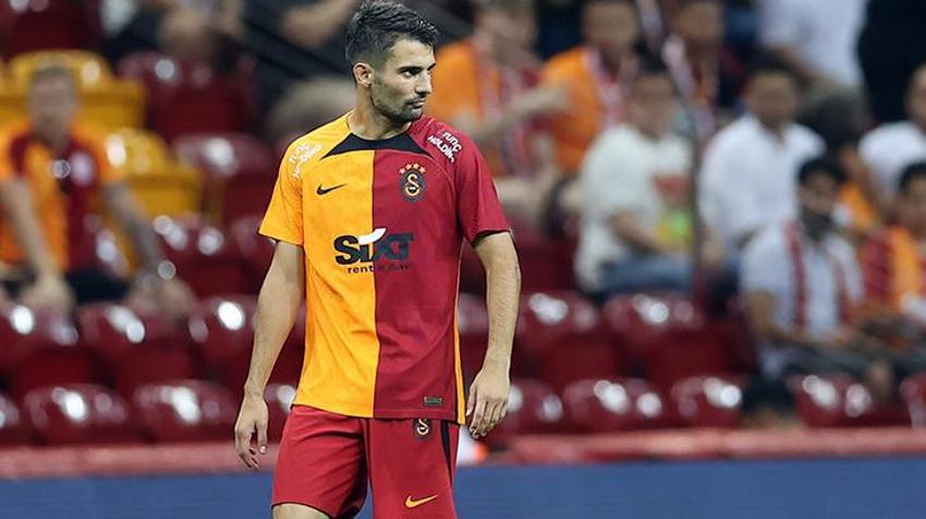 Galatasaray'da iki ayrılık! Taraftar 'kalsın' diyor Okan Buruk gönderiyor