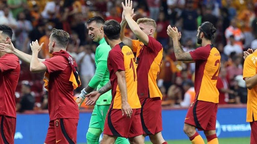 Galatasaray'da iki ayrılık! Taraftar 'kalsın' diyor Okan Buruk gönderiyor