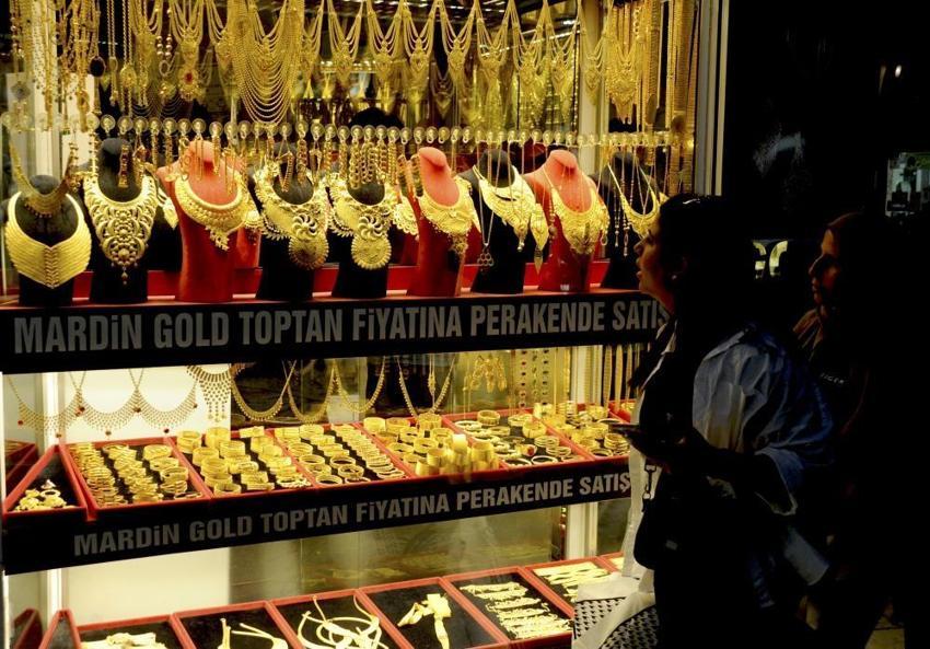 Altın fiyatları ile ilgili tahminler dikkat çekti! Gram altın yükseliyor, adım adım 4 farklı rakam verildi! Alım-satım yapacaklar için flaş uyarı...