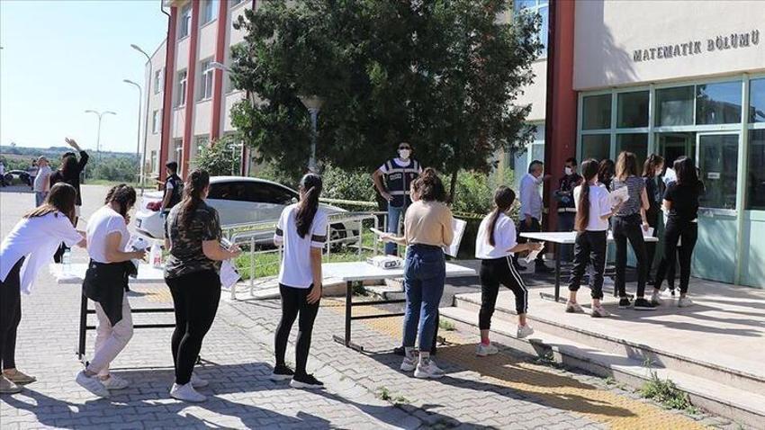 Öğrencilere burs fırsatı! Aylık 10 bin lira! Yemek, ulaşım, kıyafet, yurt...