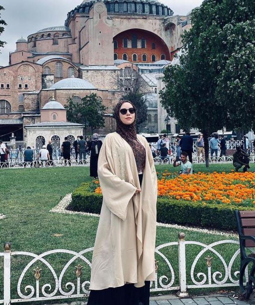 Gamze Özçelik'in kardeşi görenleri şaşırtıyor! Benzerlikleri gündem oldu