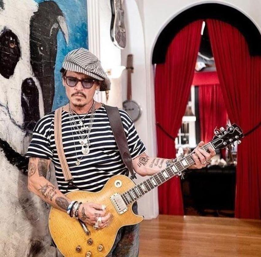 Johnny Depp birkaç saat içinde 4 milyon dolara yakın para kazandı! İşler değişti...