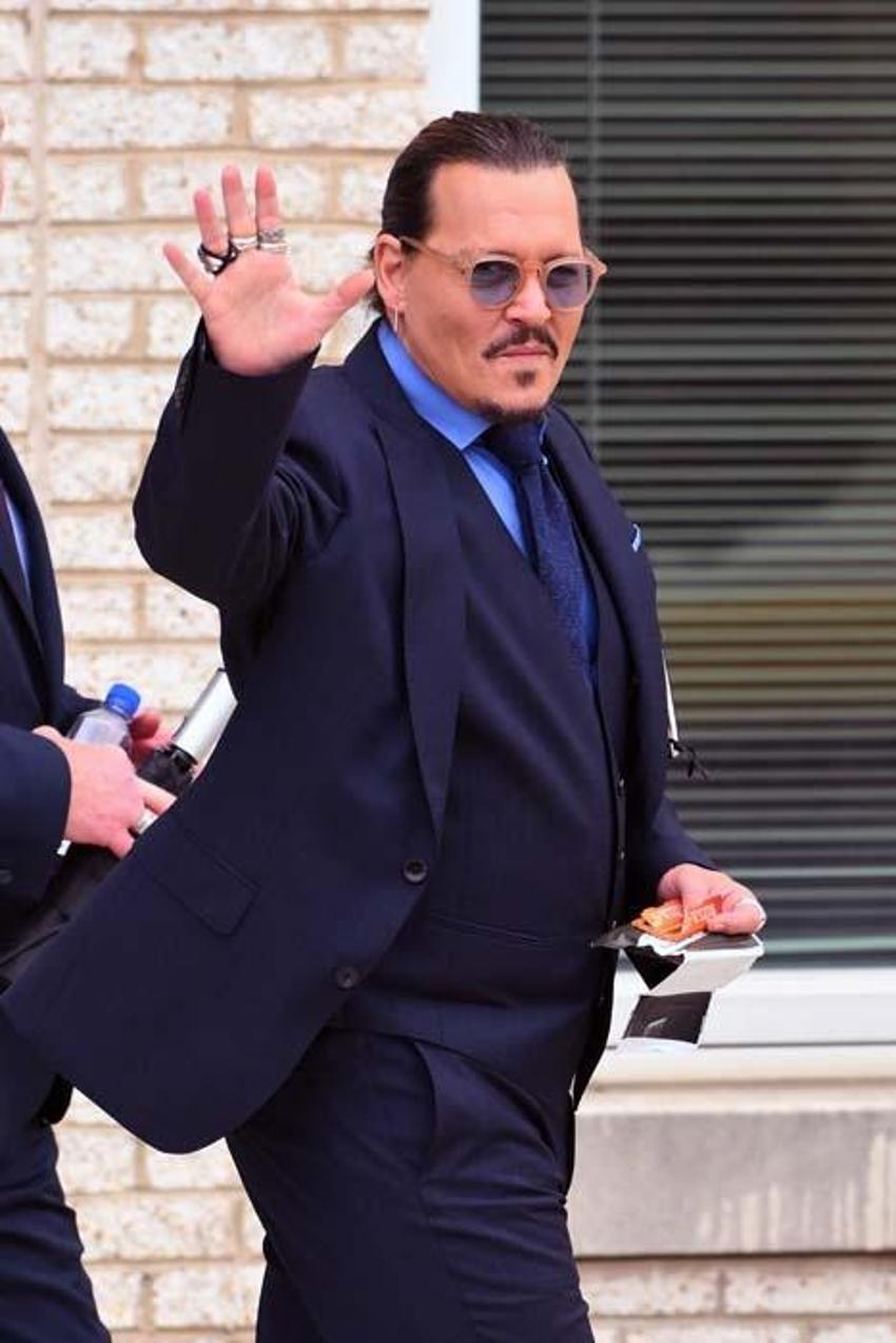 Johnny Depp birkaç saat içinde 4 milyon dolara yakın para kazandı! İşler değişti...