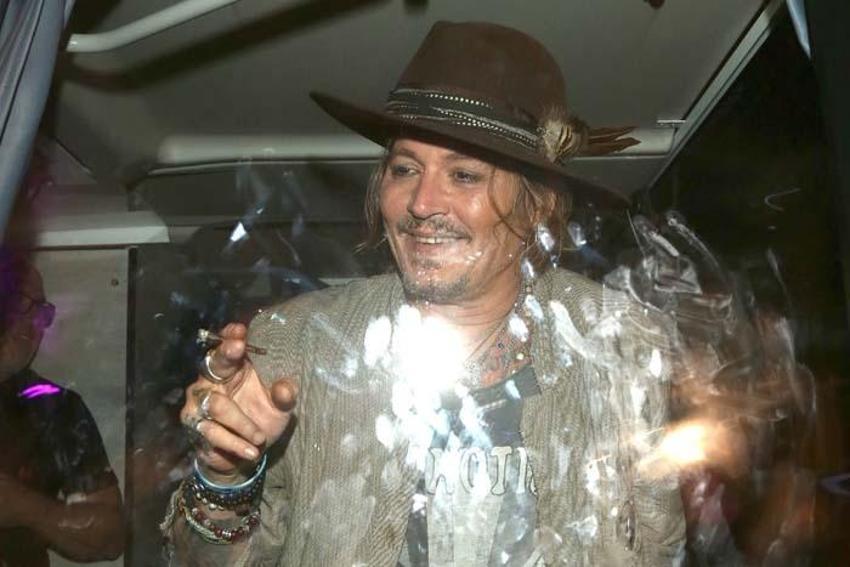 Johnny Depp birkaç saat içinde 4 milyon dolara yakın para kazandı! İşler değişti...