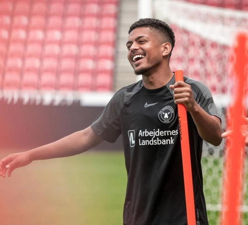 GALATASARAY'DA SON DAKİKA! 4 transfer bombası birden! 2 orta saha 1 10 numara 1 forvet