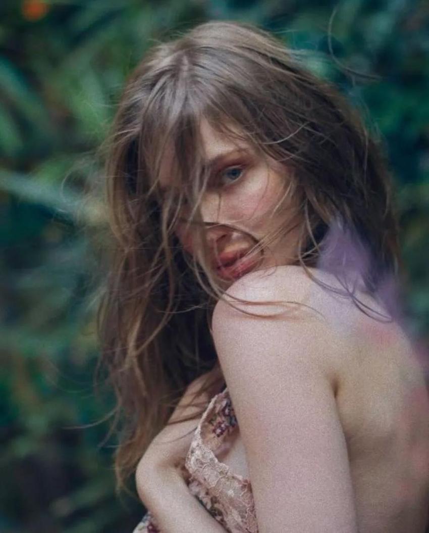 Barış Murat Yağcı'nın sevgilisi Laura Celine'nin dikkat çeken pozları!