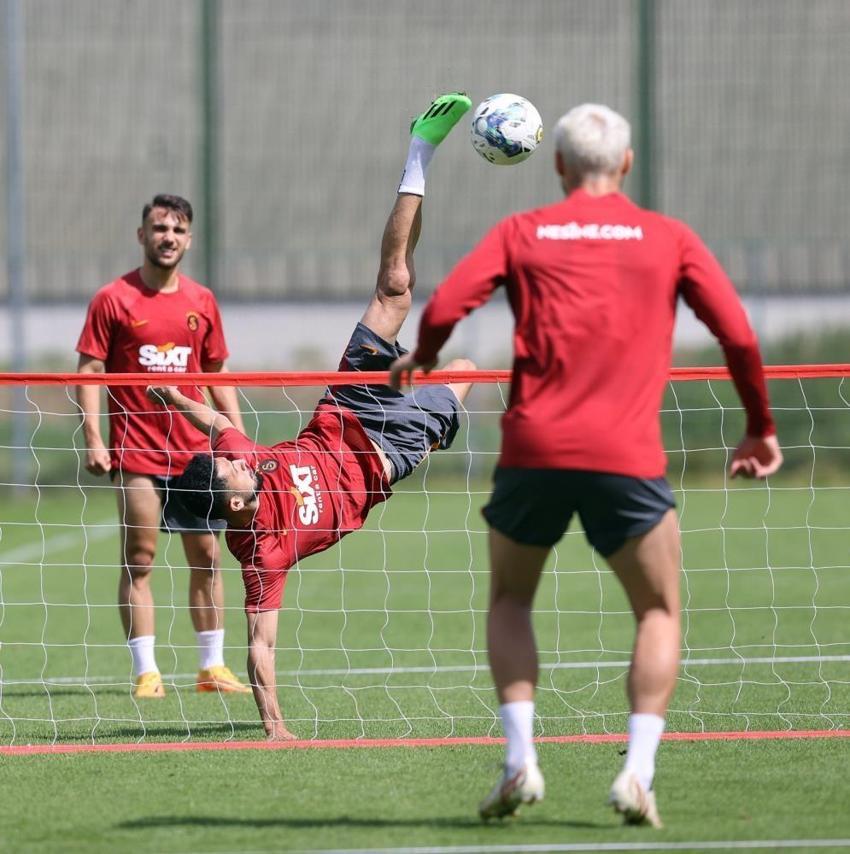Galatasaray - Fiorentina maçına yeni transferler damga vurdu! Okan Buruk bir anda sahaya daldı