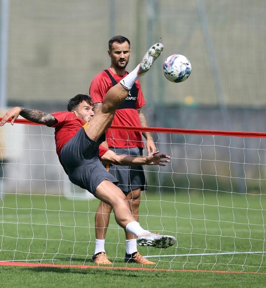 Galatasaray - Fiorentina maçına yeni transferler damga vurdu! Okan Buruk bir anda sahaya daldı