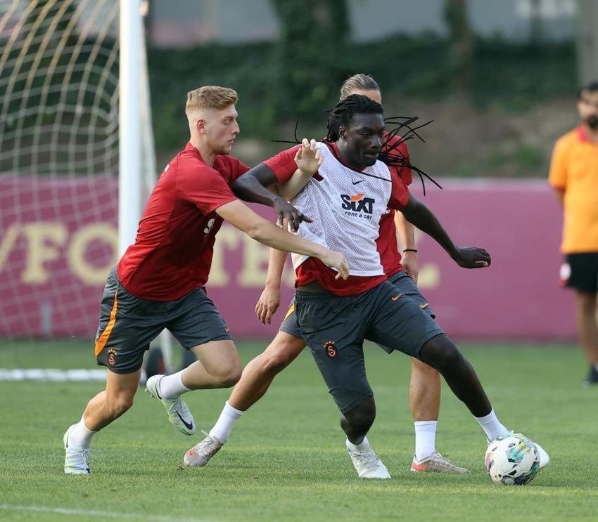 Galatasaray - Fiorentina maçına yeni transferler damga vurdu! Okan Buruk bir anda sahaya daldı