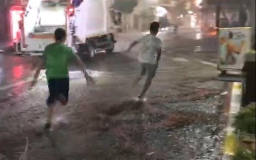 Edirne'yi yaz ortasında sel vurdu! Ev ve iş yerlerini su bastı, yollar göle döndü