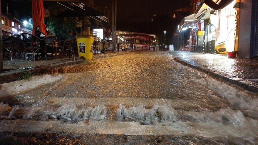 Edirne'yi yaz ortasında sel vurdu! Ev ve iş yerlerini su bastı, yollar göle döndü