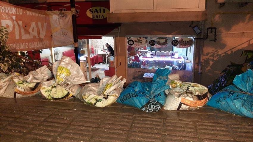 Edirne'yi yaz ortasında sel vurdu! Ev ve iş yerlerini su bastı, yollar göle döndü