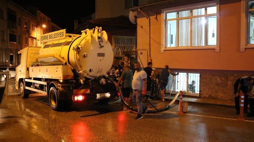 Edirne'yi yaz ortasında sel vurdu! Ev ve iş yerlerini su bastı, yollar göle döndü