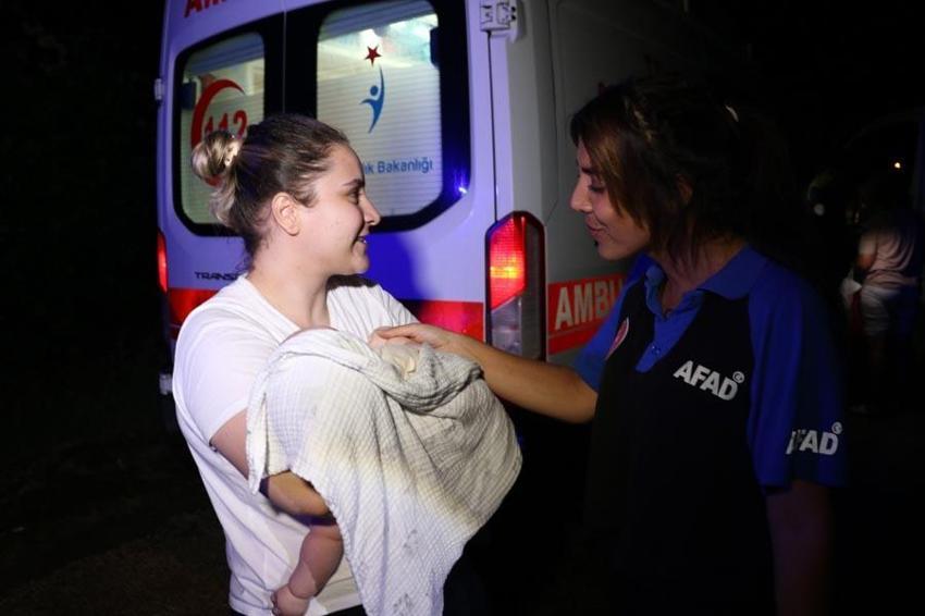 Edirne'yi yaz ortasında sel vurdu! Ev ve iş yerlerini su bastı, yollar göle döndü