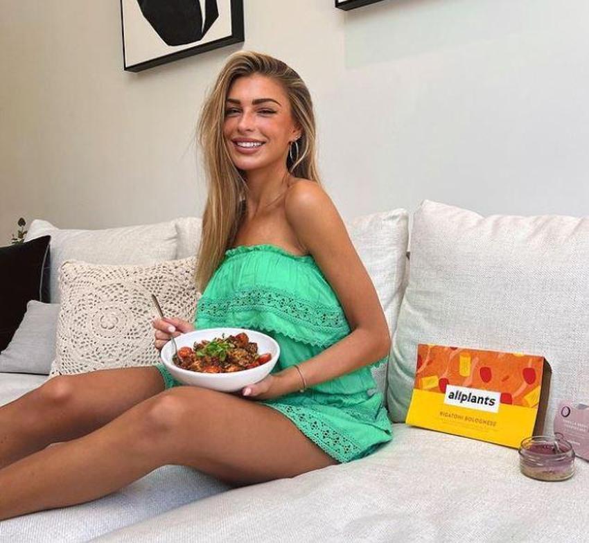 Zara McDermott giyinirken sevgilisi paylaştı, sosyal medya sallandı!