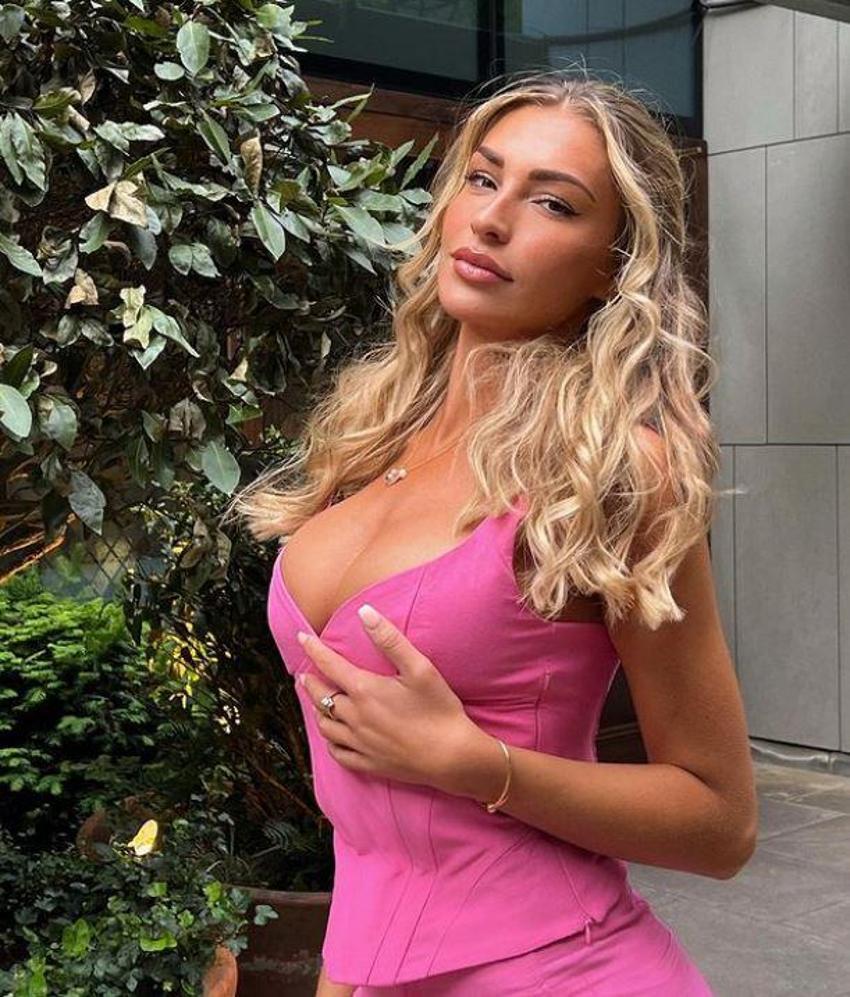 Zara McDermott giyinirken sevgilisi paylaştı, sosyal medya sallandı!