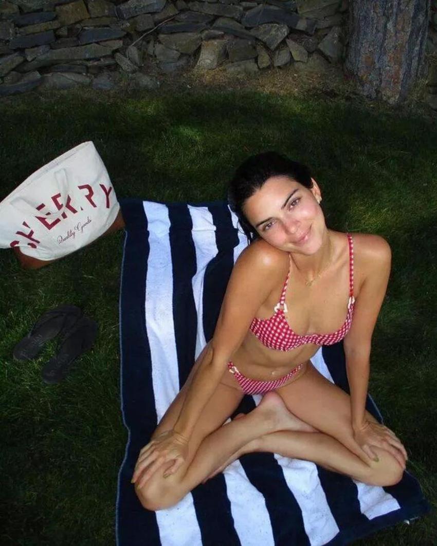 Kendall Jenner, puantiyeli kırmızı bikinisiyle paylaştı, yorum yağdı!