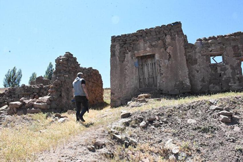 'Gizemli köy'e defineci istilası! Ermenilerden kalan altınlar ve...