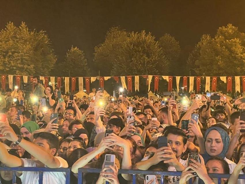 Fatma Turgut, konserine gelemeyen hayranına sürpriz yaptı